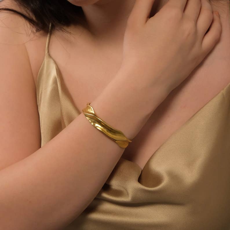 CORE | SCULPTED GOLD BANGLE