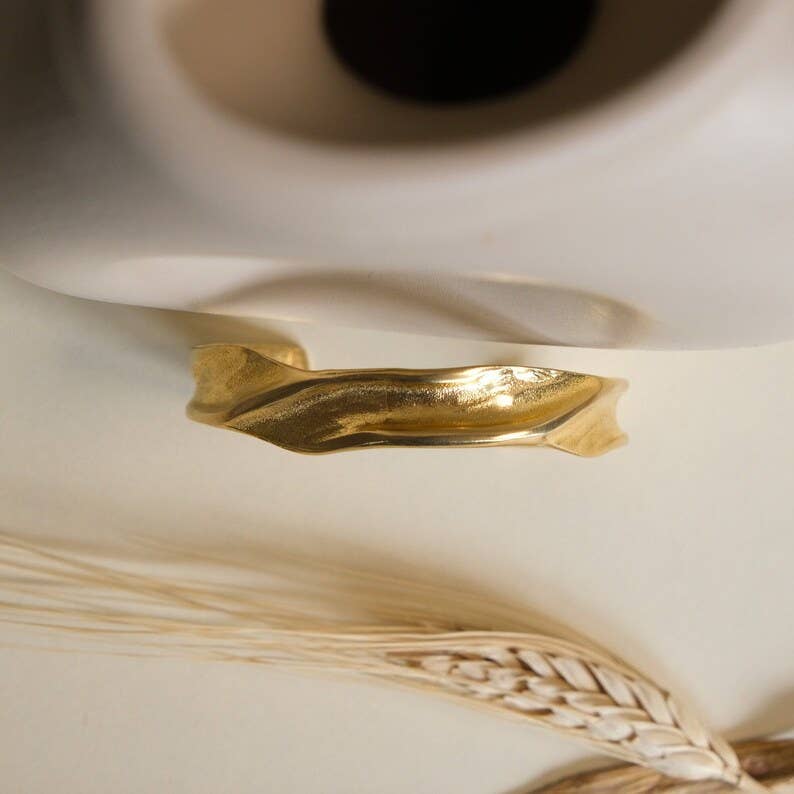 CORE | SCULPTED GOLD BANGLE