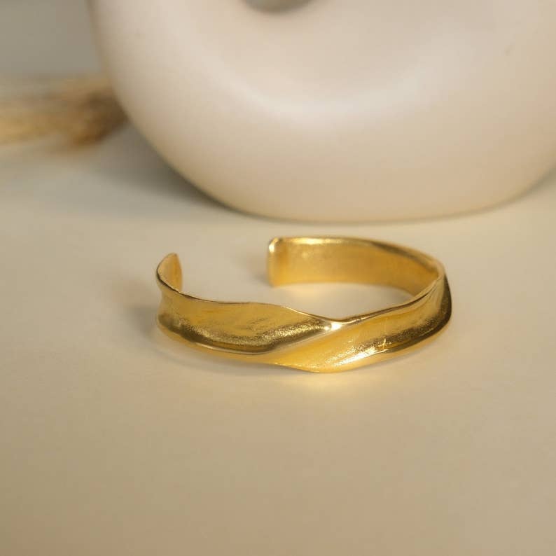 CORE | SCULPTED GOLD BANGLE