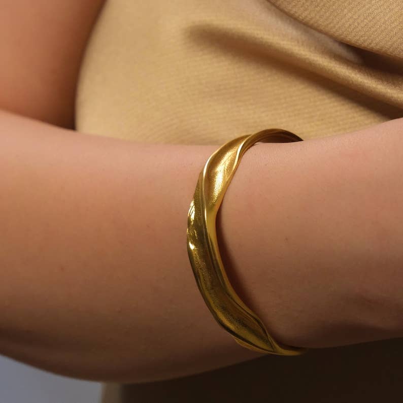 CORE | SCULPTED GOLD BANGLE