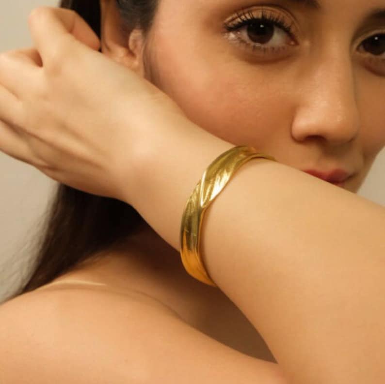 CORE | SCULPTED GOLD BANGLE